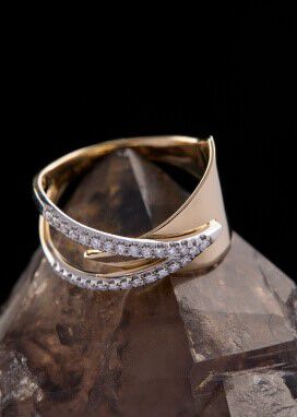 Two-tone diamond ring