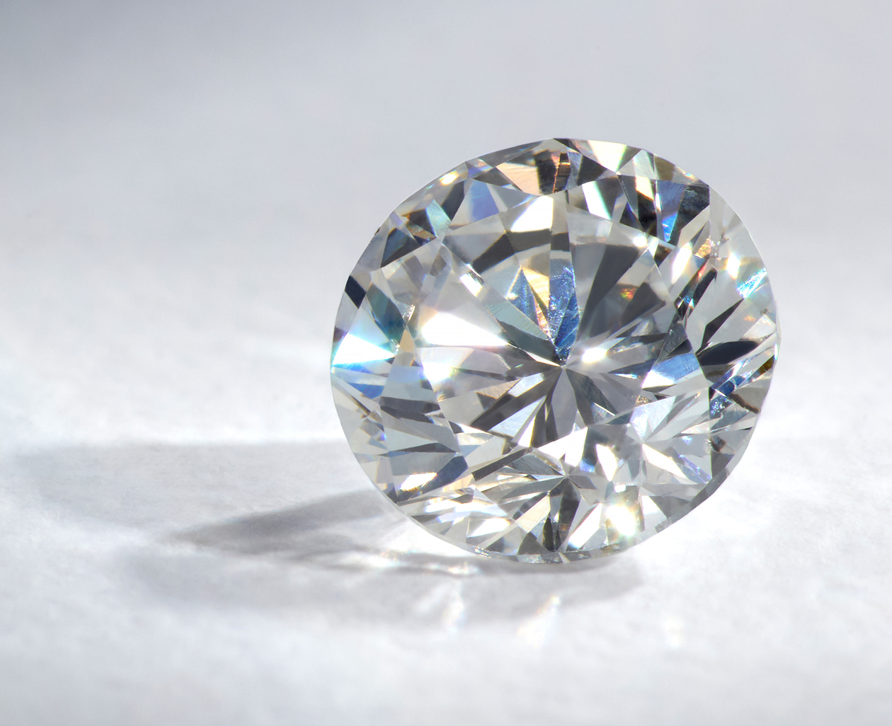 A round brilliant loose diamond reflects the light