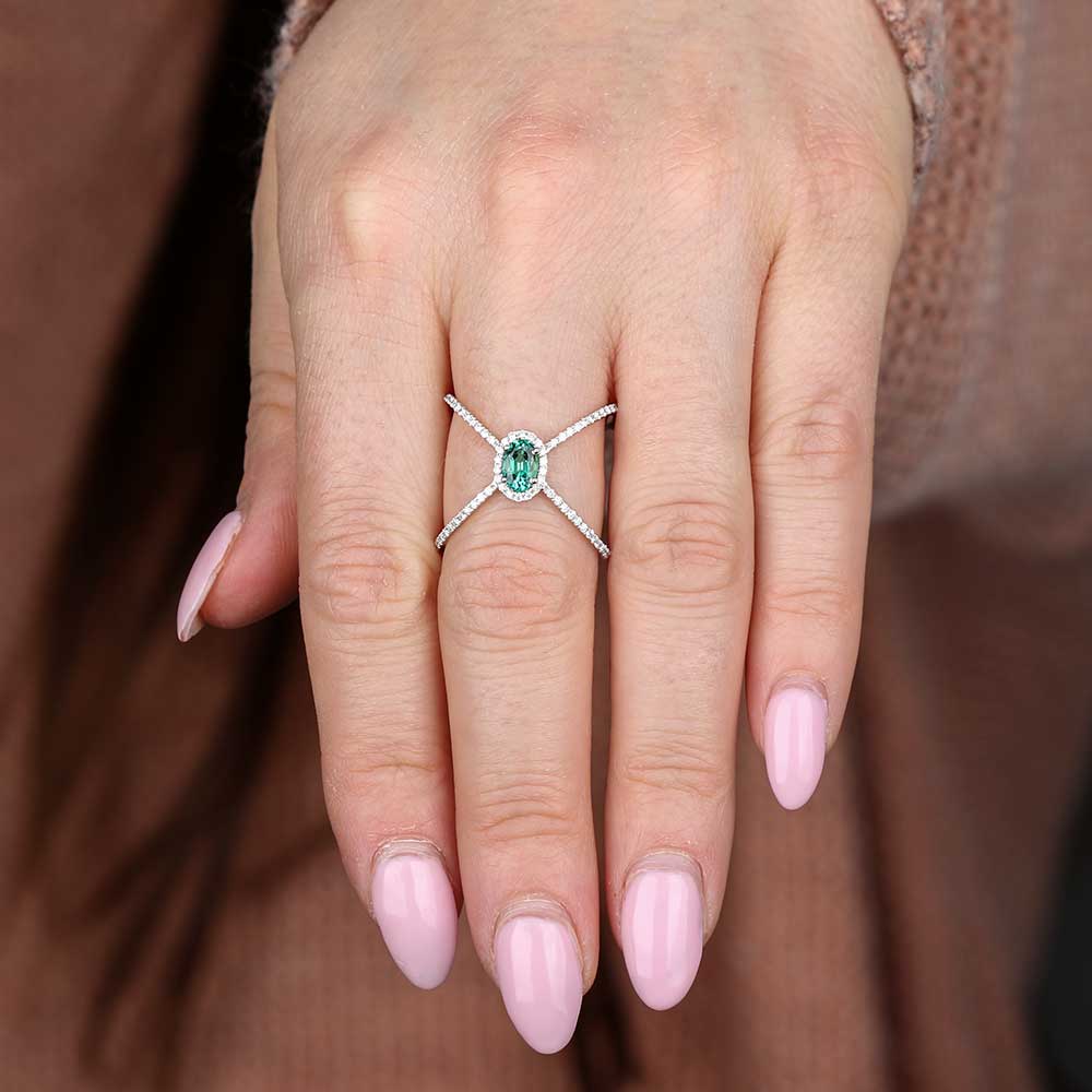 emerald criss cross ring